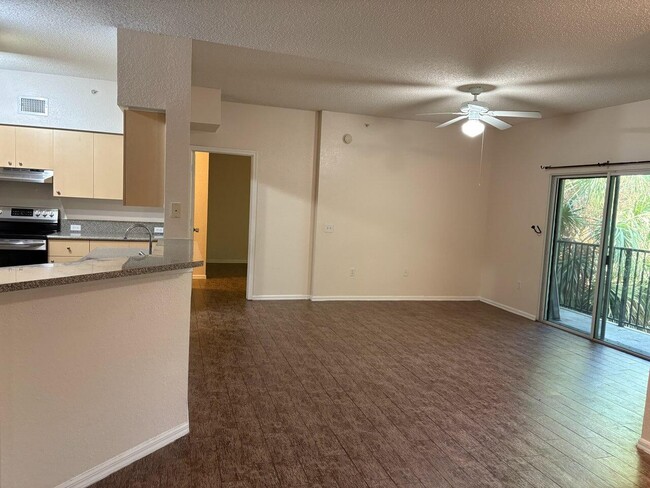 Building Photo - 360 Crestwood Cir Unit 306