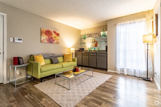 1BR, 1BA - 670SF - Sky at Salado Creek