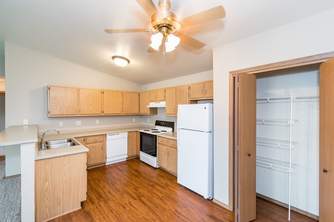 Building Photo - Charlotte Court Apartments