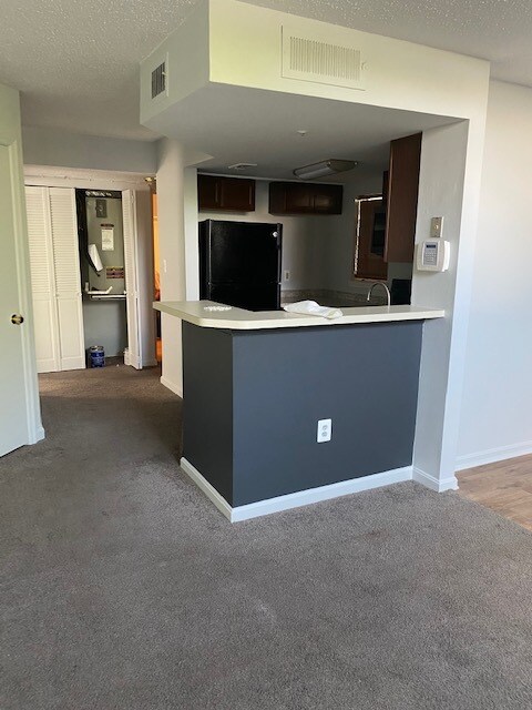 Breakfast bar - 10304 Westridge Dr Unit Vistas at Lake Arbor