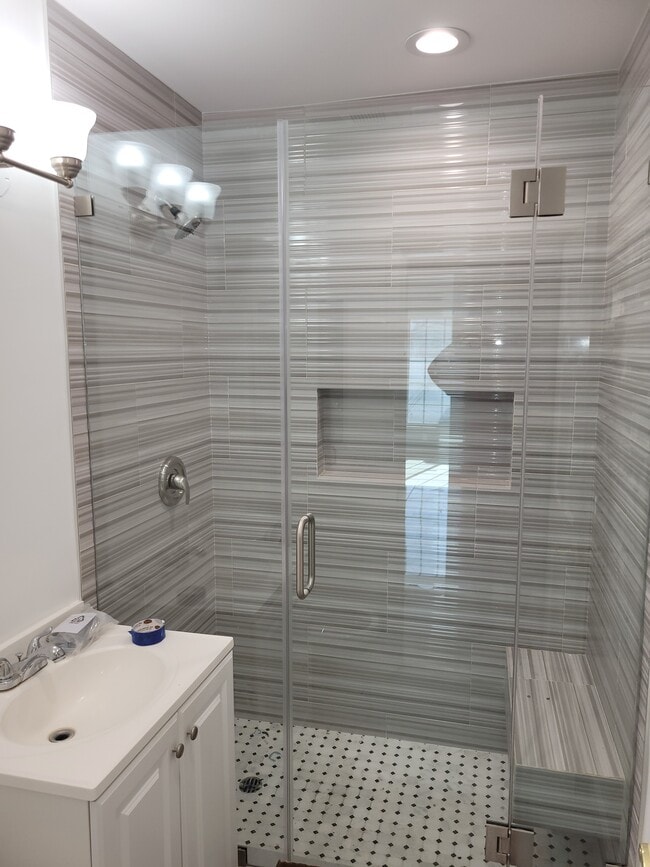 Guest Bath - 17449 Martha St Unidad 17449
