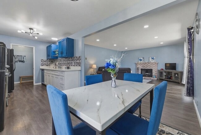 Building Photo - 2500 Miramar Ave Unit Apt 201