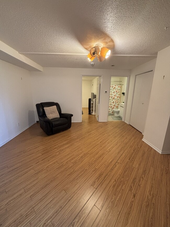Photo - 106 Christina St S