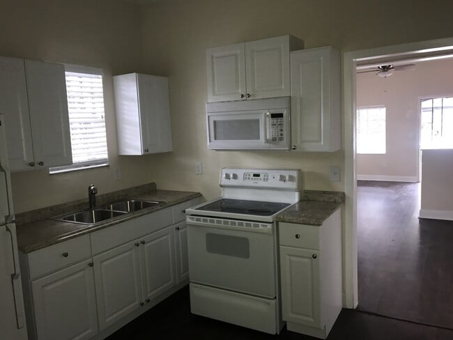 Photo - North Hyde Park Bungalow Close to U.T.