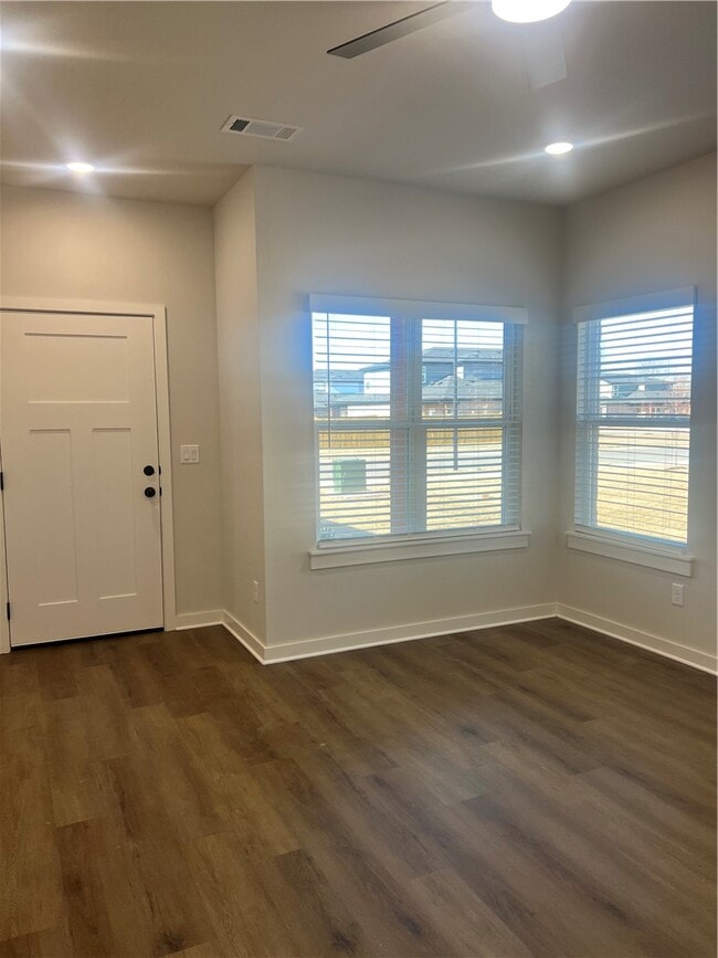 Photo - 570 Cosmos St