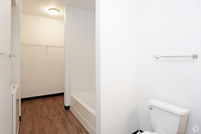 1BR, 1BA - 688 SF - Bathroom