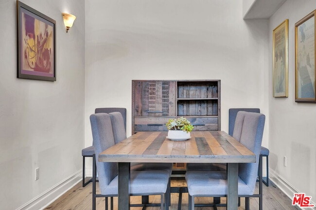 Photo - 15206 Burbank Blvd