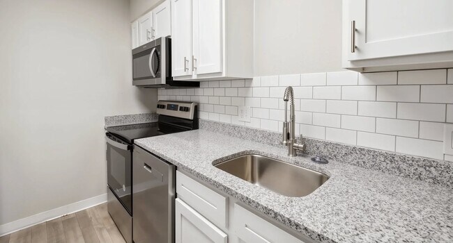 Kitchen - Cove at Fairforest Apartments