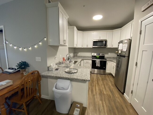 Building Photo - Great Location two-bed/two-bath off Greenway in Longfellow! Unit B