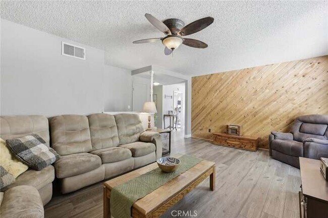Photo - 28003 Urbandale Ave