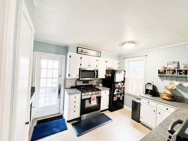 Photo - 308 Kenmore St