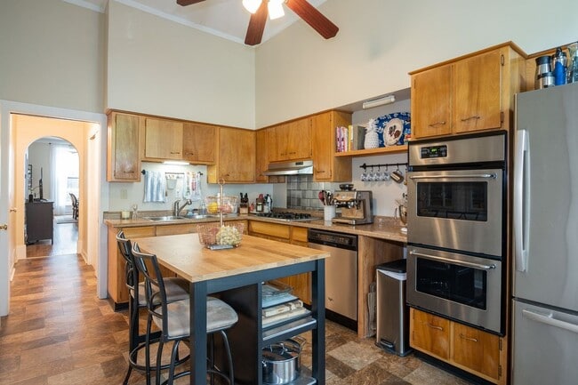 Kitchen - 2119 N Cleveland Ave Unit 1