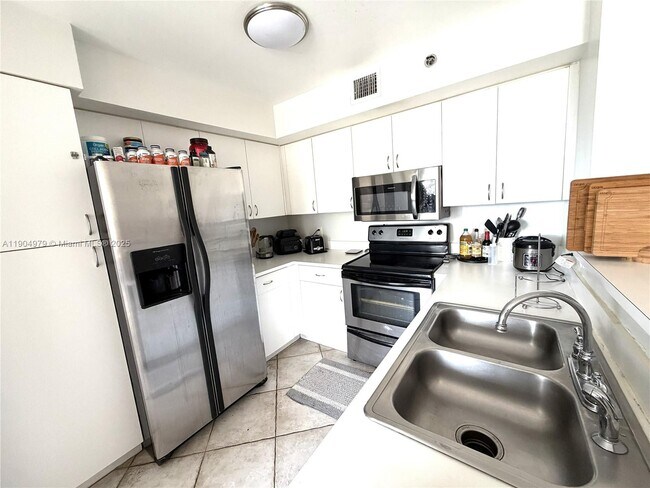 Photo - 19701 E Country Club Dr Unidad 5601