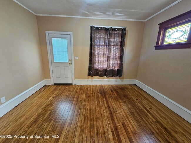 Photo - 775 Bennett St