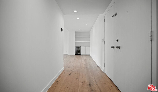 Building Photo - 818 N Doheny Dr Unit 401