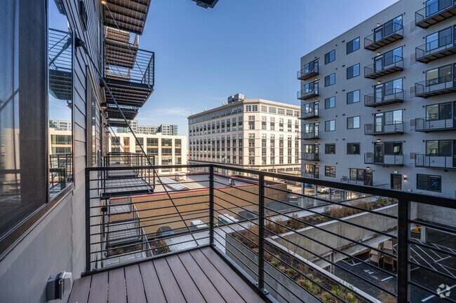 1BR, 1BA - 818SF - Terrace