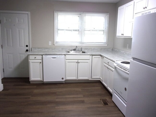 Photo - Recently Renovated 2 Bedroom 1 1/2 Bath Townhome - 1 Block from Winthrop