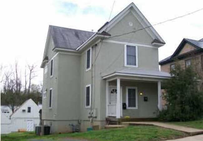 Building Photo - 1122 E Market St Unit B