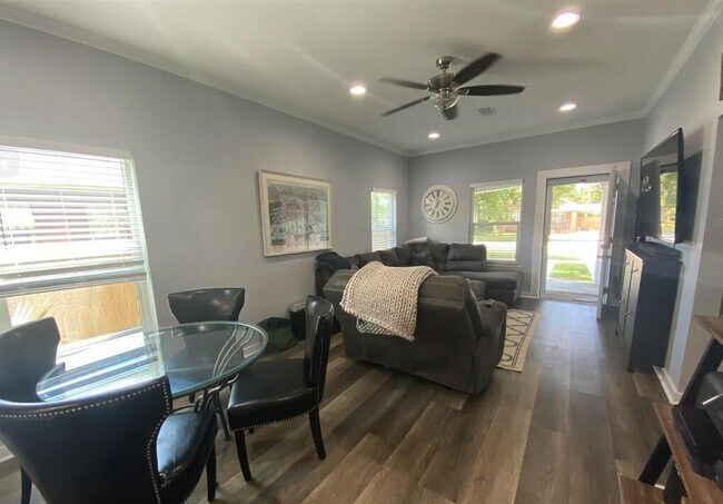 Photo - 1106 W Gregory St House