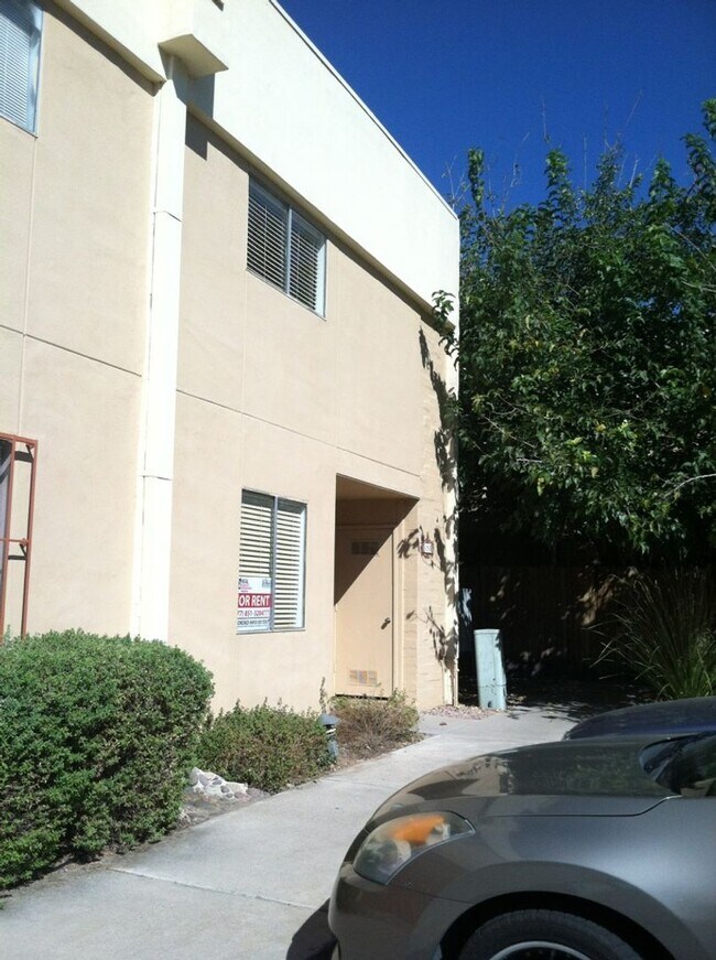 Photo - 2 Bed/2.5 Bath Townhome in Central Tucson!