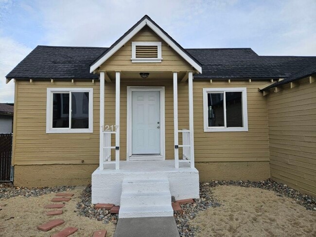 Building Photo - 1217 W 2nd St Rental