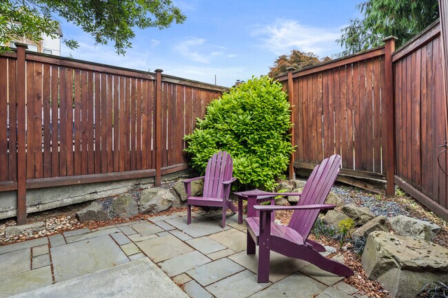 Photo - 910 N 74th St