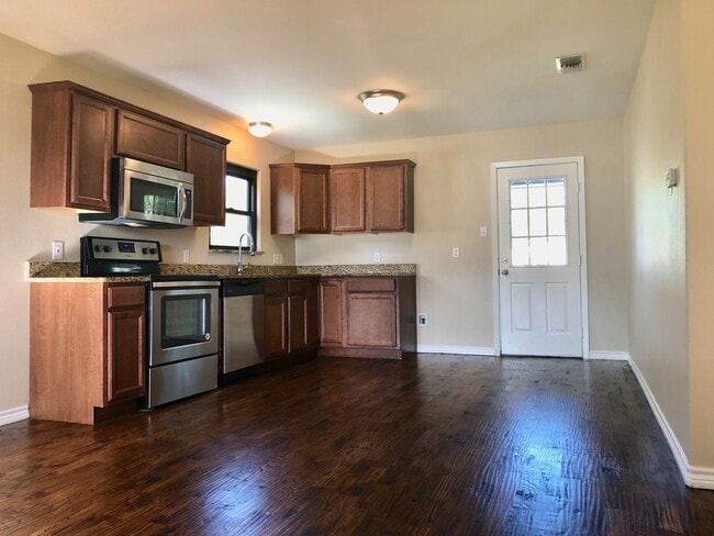 Building Photo - 3 Bedroom / 1.5 Bath / Large Fenced Backyard