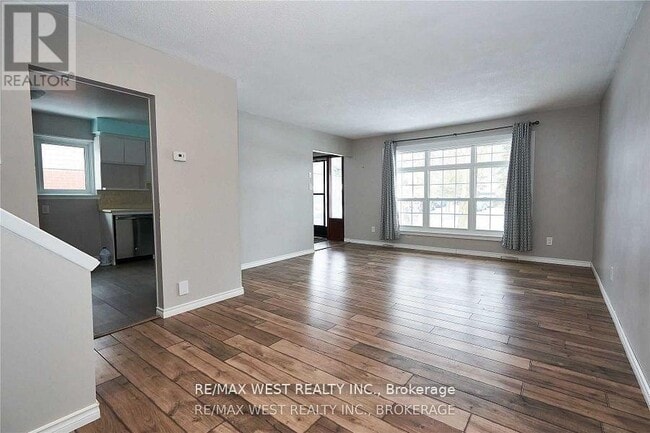 Photo - 323 Centre St