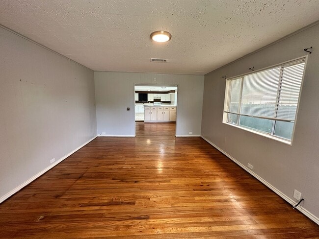 Photo - 918 W 5th St