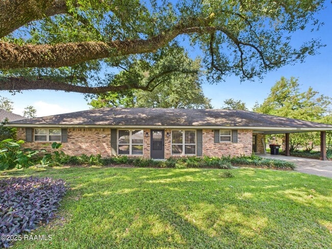 Photo - 200 Claymore Dr House