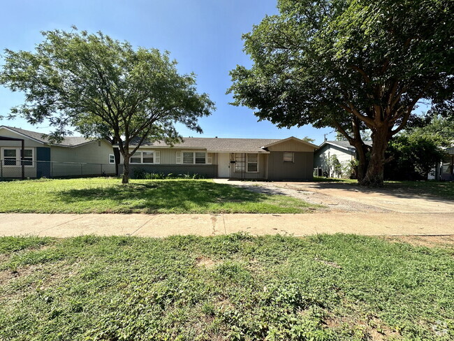 Building Photo - Updated Home with Gorgeous Floors & Large ...