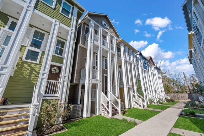 Photo - 617 W 24th St