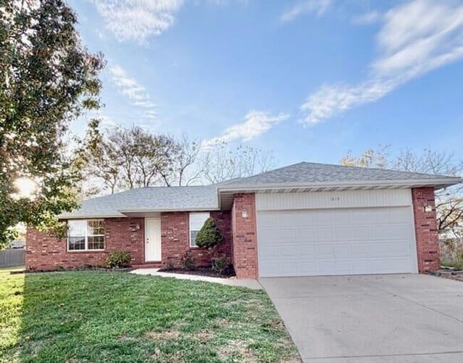 Building Photo - Ozark 3 Bed / 2 Bath with Community Amenities