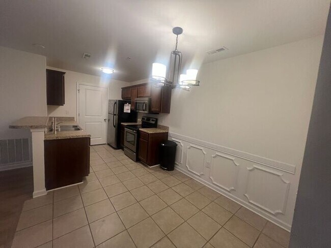 Photo - Central Wilmington, ground floor end unit, large 2 BR with porch(The Gardens) Unidad 101