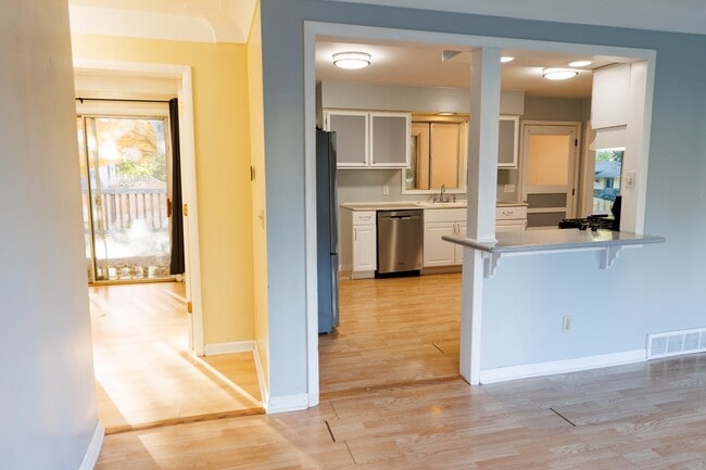 living room / entry - 246 Lake Heights