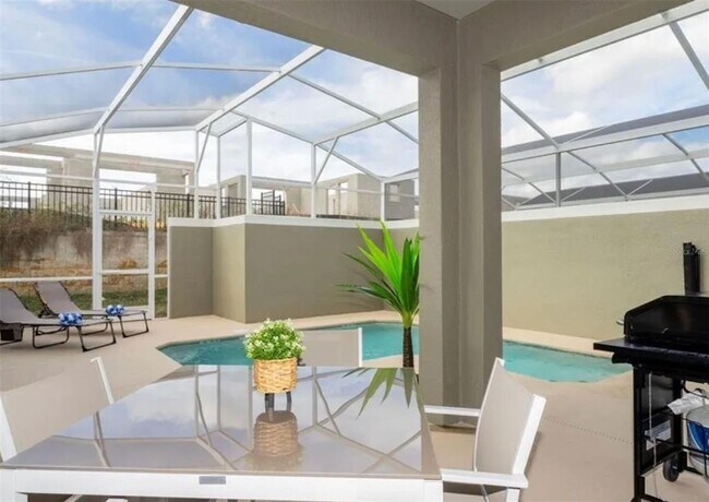 Photo - 984 Leader St