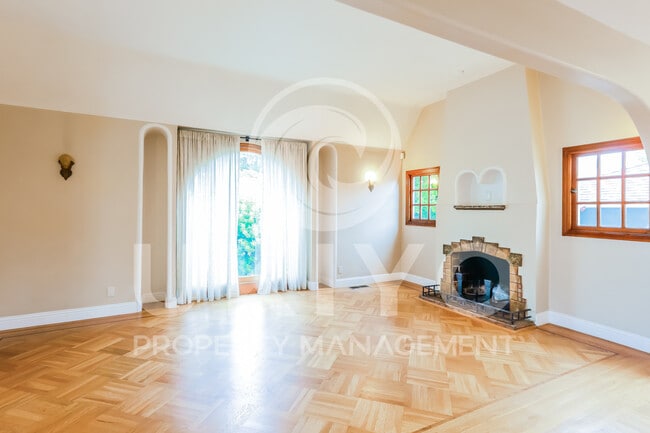 Photo - 4753 El Centro Ave