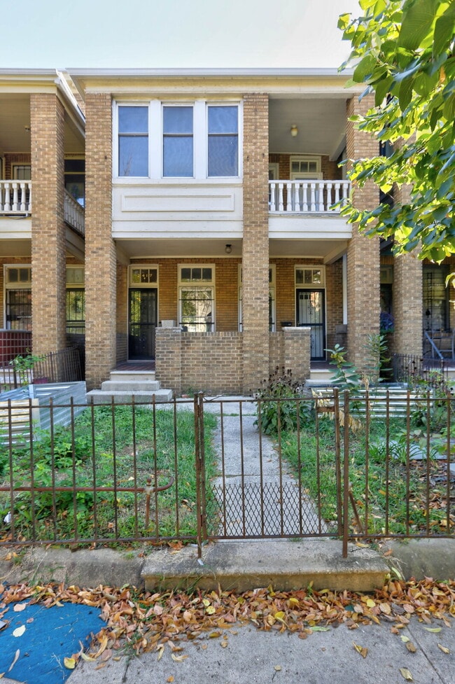 Building Photo - 3BD/1BA: Stunning Duplex in Baltimore City Unit A Rental