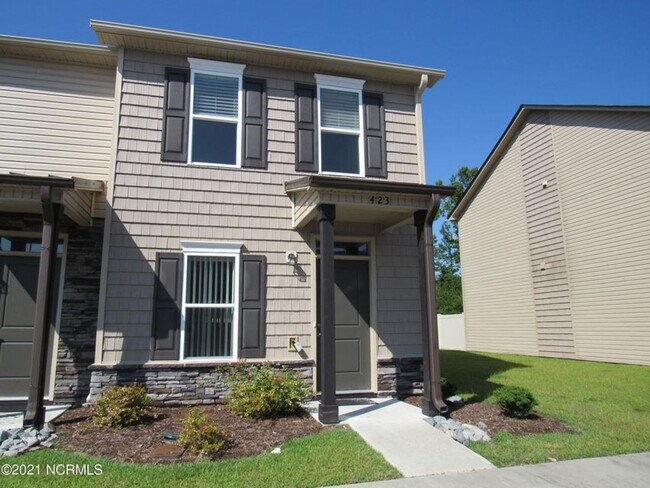 Building Photo - 2 BR 1.5 BA In Boyington Place Rental