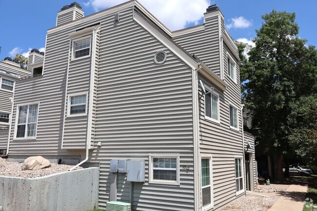Building Photo - Charming Ground-Level Apartment in the Hea... Unit C104