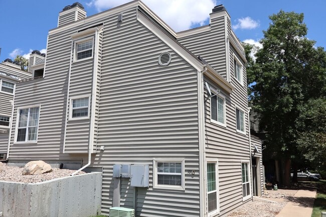 Building Photo - Charming Ground-Level Apartment in the Heart of Fort Collins Unit C104