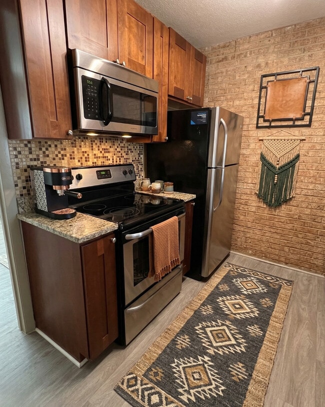 Cocina renovada en un apartamento de una habitación en Selwyn Flats en Southpark, Charlotte, Carolina del Norte.