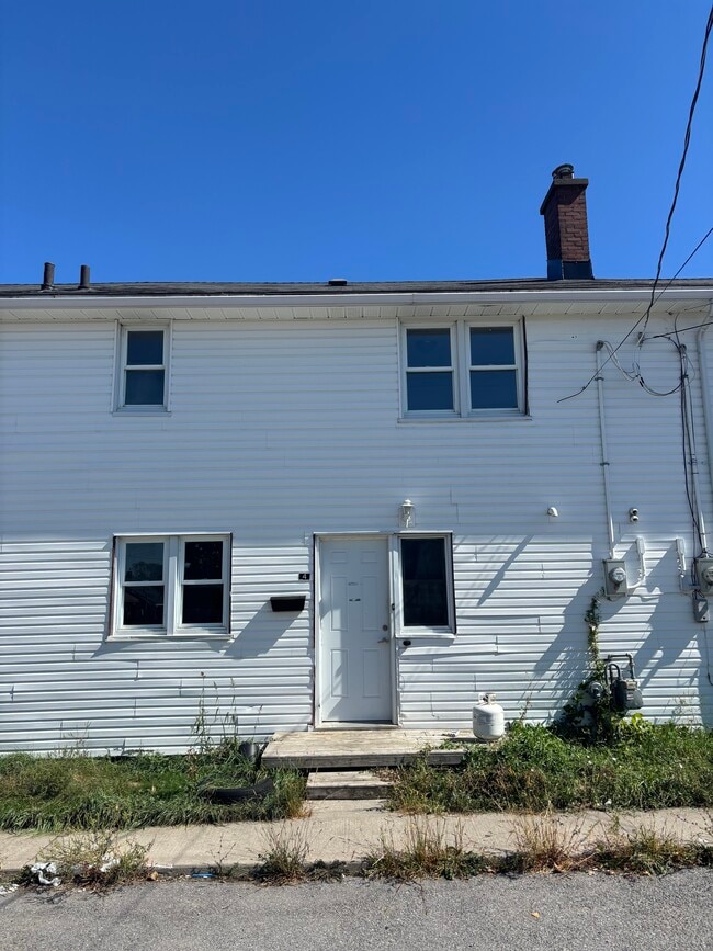 Building Photo - 3 Bedroom Townhome