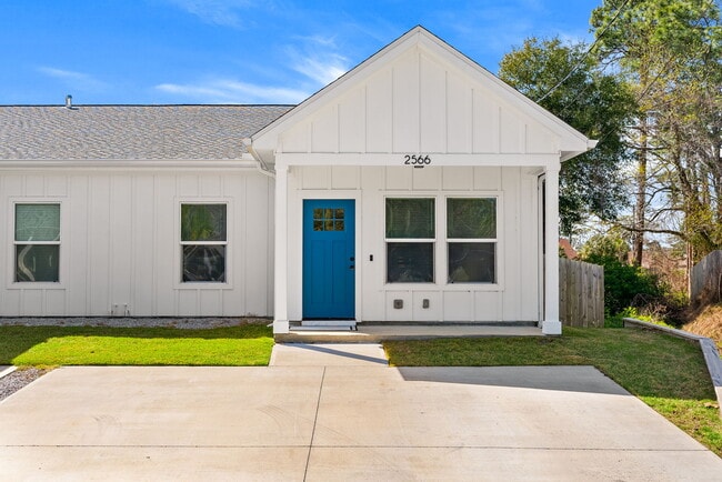 Building Photo - 2566 Oak St