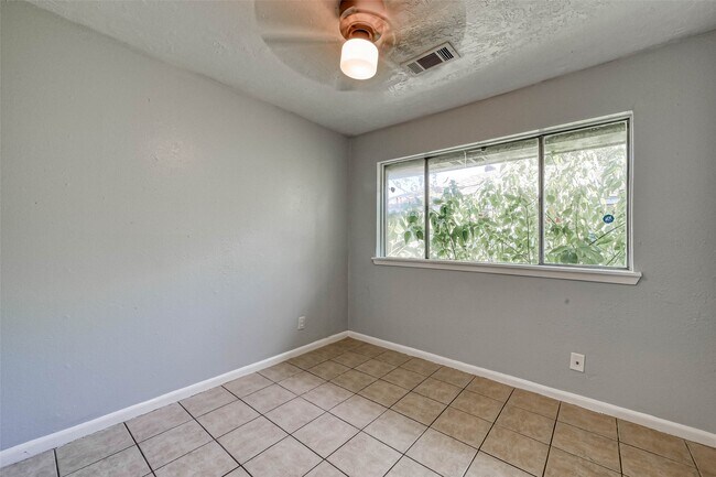 Photo - 10613 Buffum St