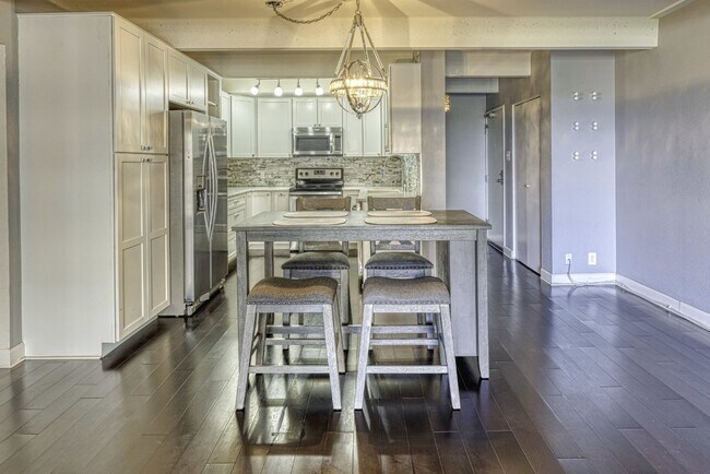 Photo - Luxurious 2 Bed, 2 Bath Condo with Stunning Views in Governor's Park! Unidad 908