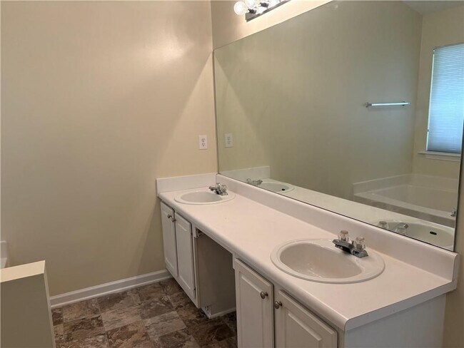 Photo - 5975 Hillvale Trail