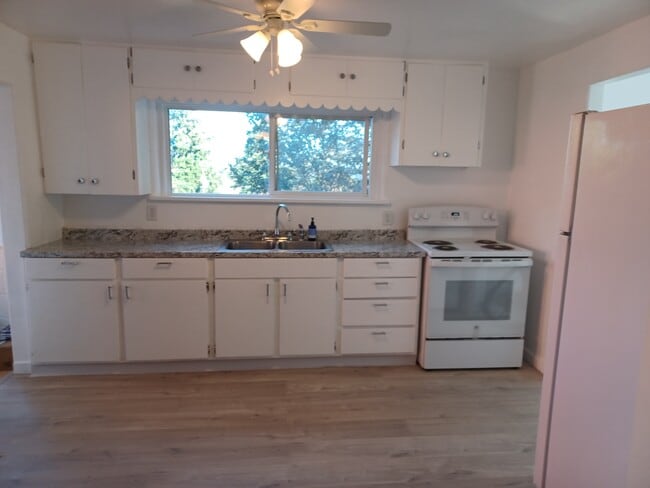 Building Photo - 308 S Yantic Ave Unit 308 S. Yantic Ave.  B Rental
