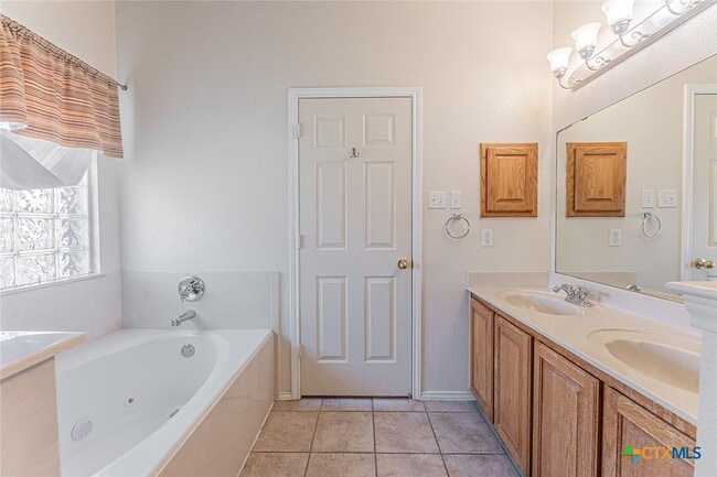 Photo - 514 Prospector Trl