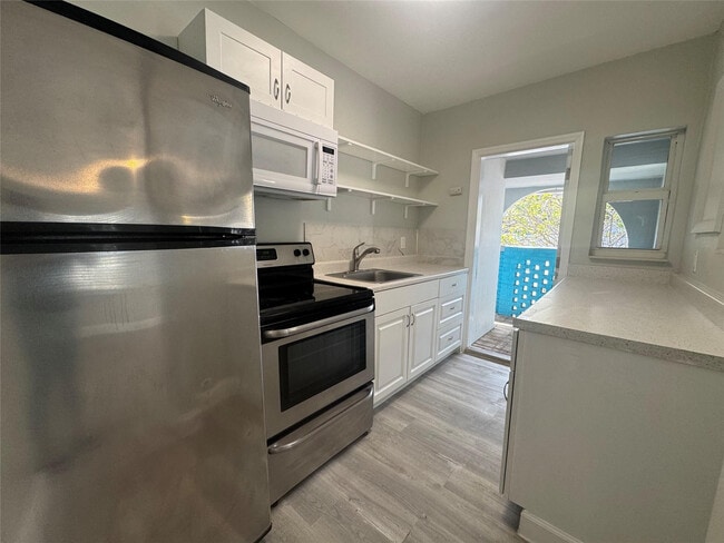 Building Photo - 828 NE 17th Ave Unit 1